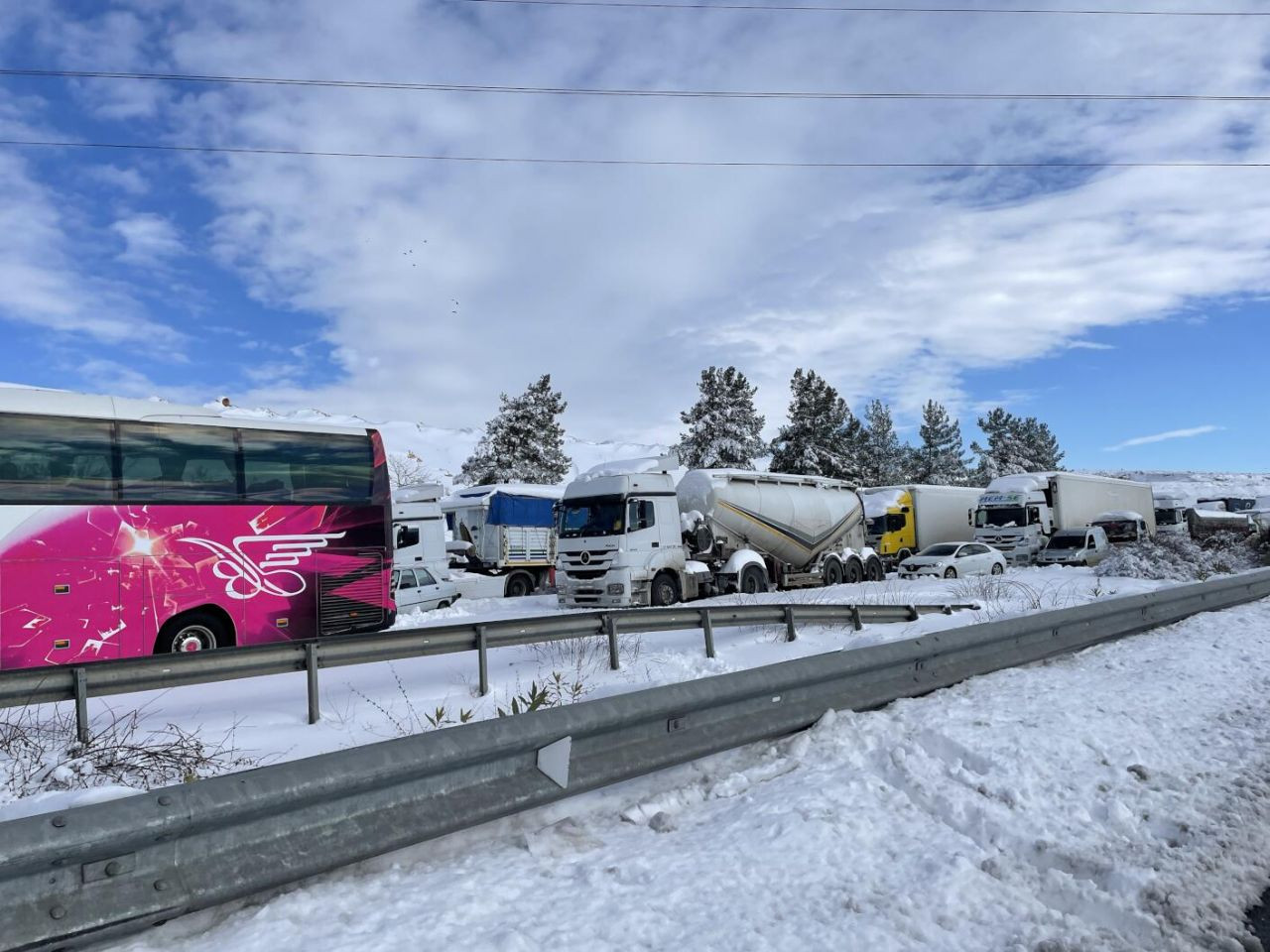 Antep'te yüzlerce araç yardım bekliyor: Karda esaretin fotoğrafları - Sayfa 1