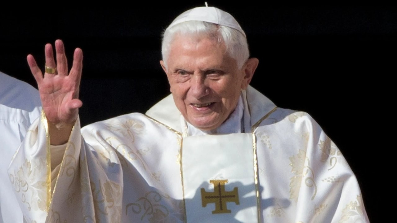 Eski Papa 16. Benediktus çocuk istismarına göz yummakla suçlanıyor