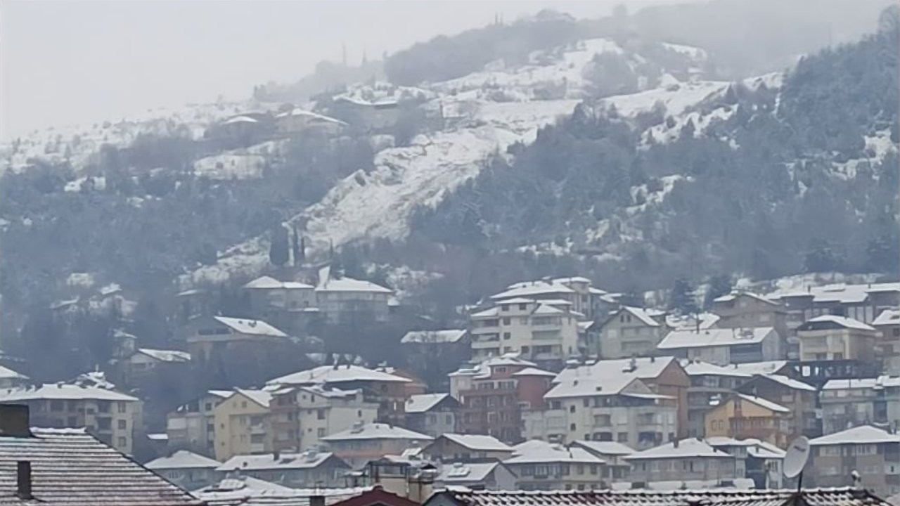 Kaymakamdan kar yağışı nedeniyle köylülere çağrı: İlçe merkezine gelin
