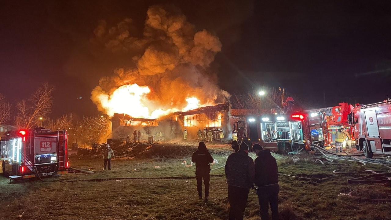 İstanbul'da köpük fabrikasında yangın çıktı