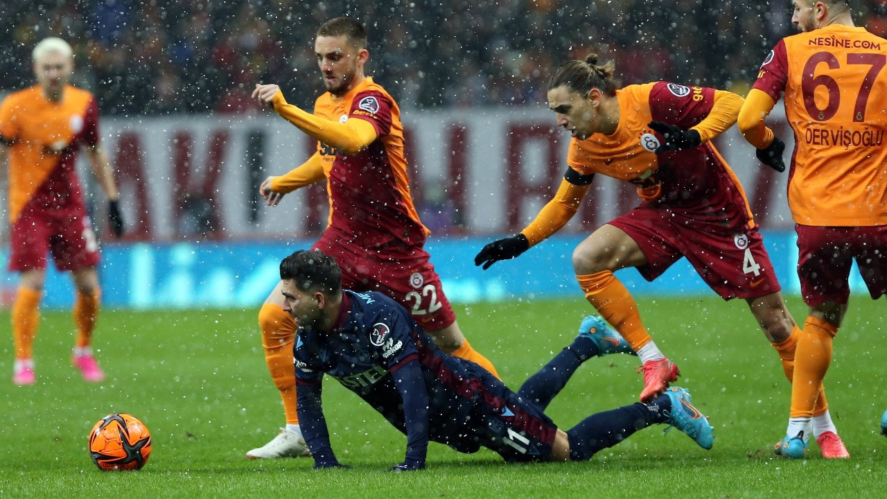 Trabzonspor'a yenilen Galatasaray'da taraftardan tepki: Yönetim istifa