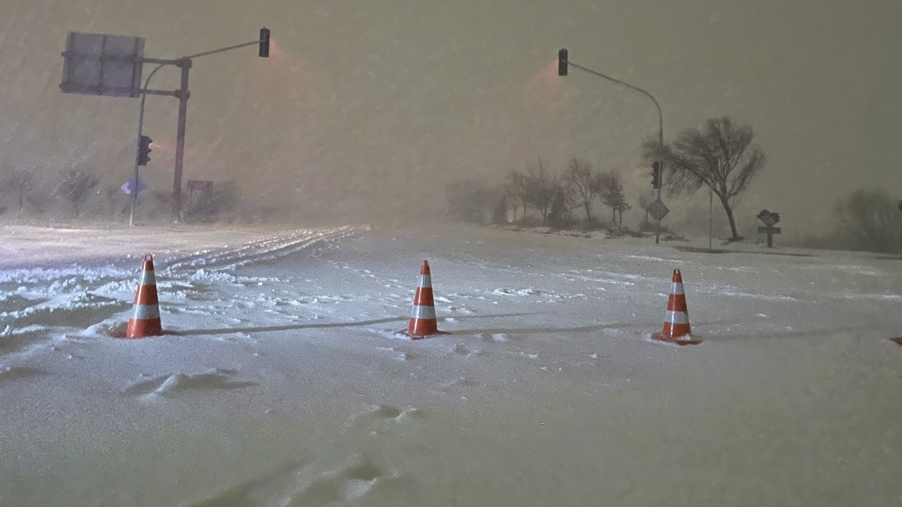 Konya'da kar nedeniyle kara yolları trafiğe kapatıldı