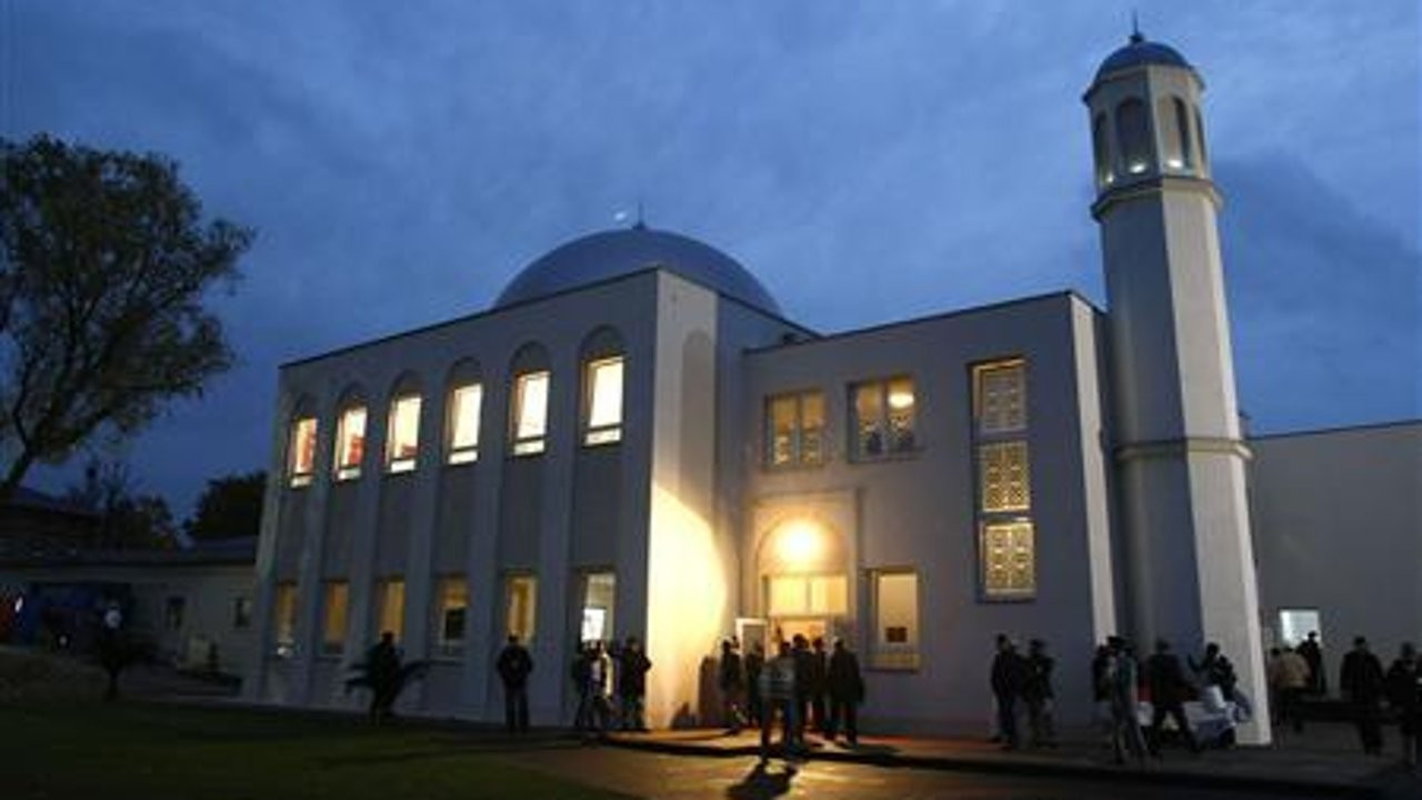 Almanya'da bir camiye pompalı tüfekle ateş açıldı