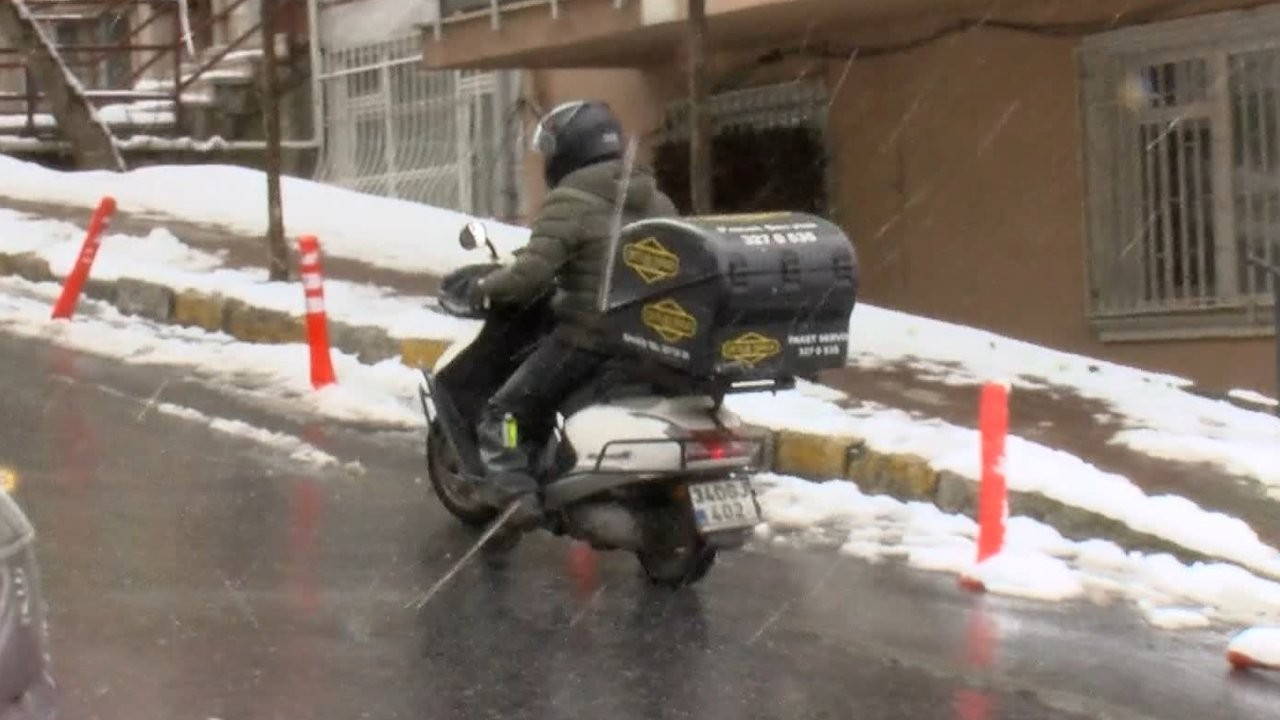 Kar yasağına rağmen motokuryeler yollarda: Çalışmak zorundayız