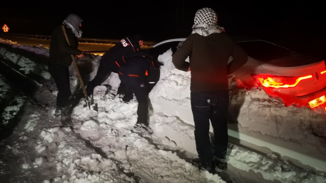 Diyarbakır-Siverek kara yolunda mahsur kalan 200 kişi kurtarıldı