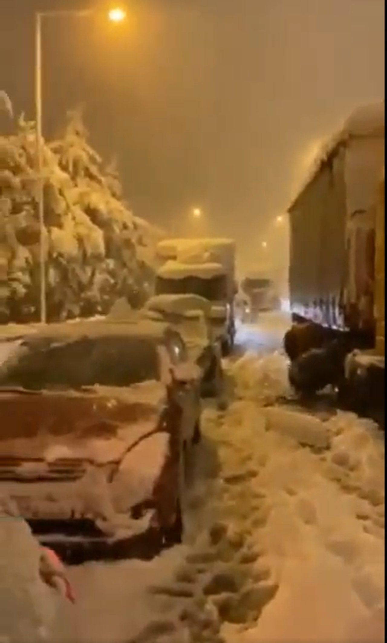 Yunanistan'da yüzlerce kişinin karda mahsur kaldığı yolun işletmecisine soruşturma - Sayfa 2