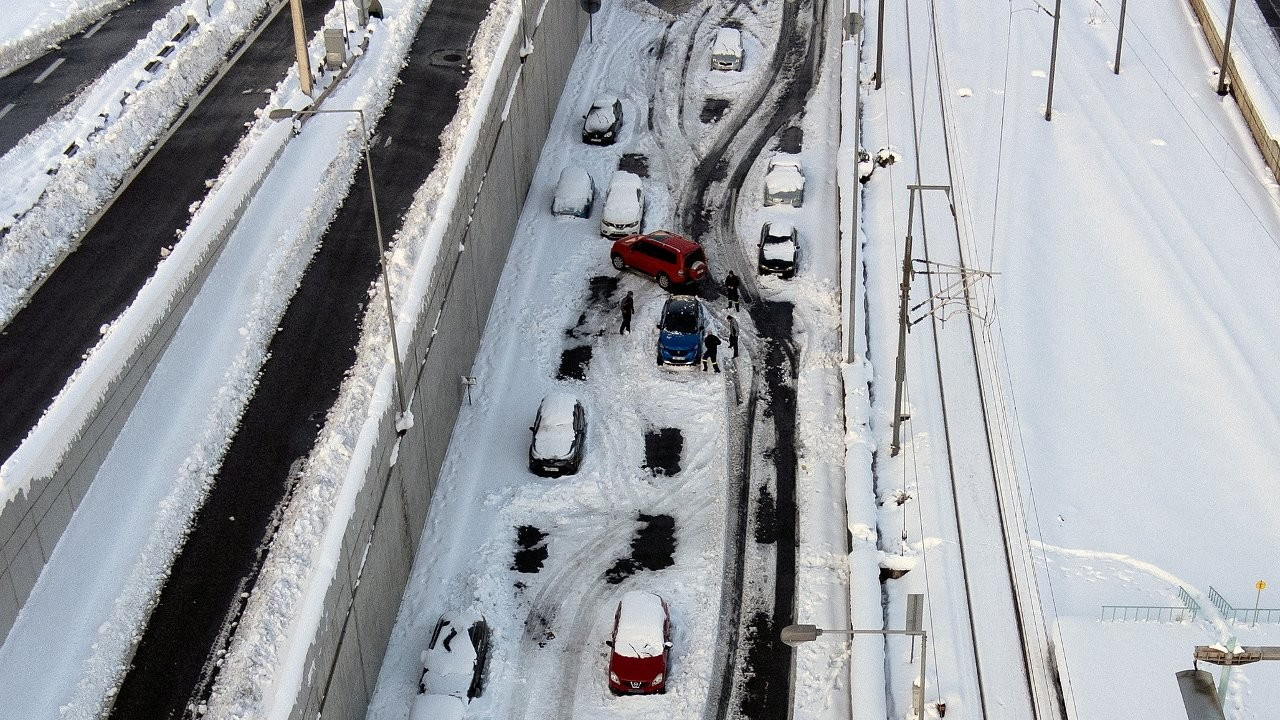 Atina'da yüzlerce kişinin karda mahsur kaldığı yolun işletici şirketinde CEO istifa etti
