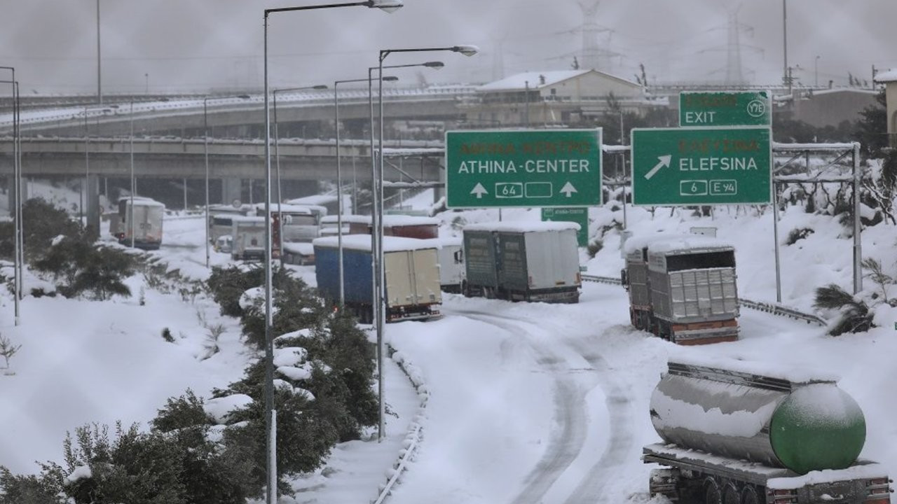 Yunanistan'da yüzlerce kişinin karda mahsur kaldığı yolun işletmecisine soruşturma