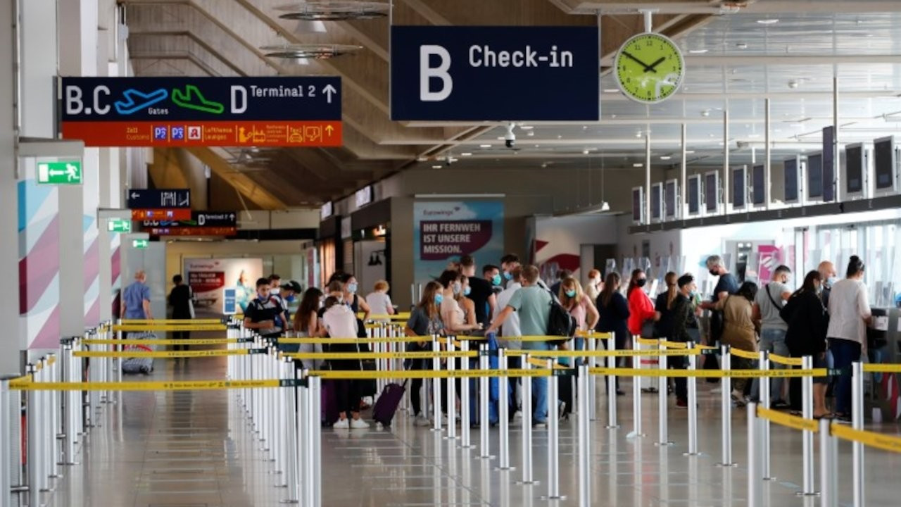 AB, Covid sertifikası sahiplerine seyahat kısıtlamalarını kaldırıyor