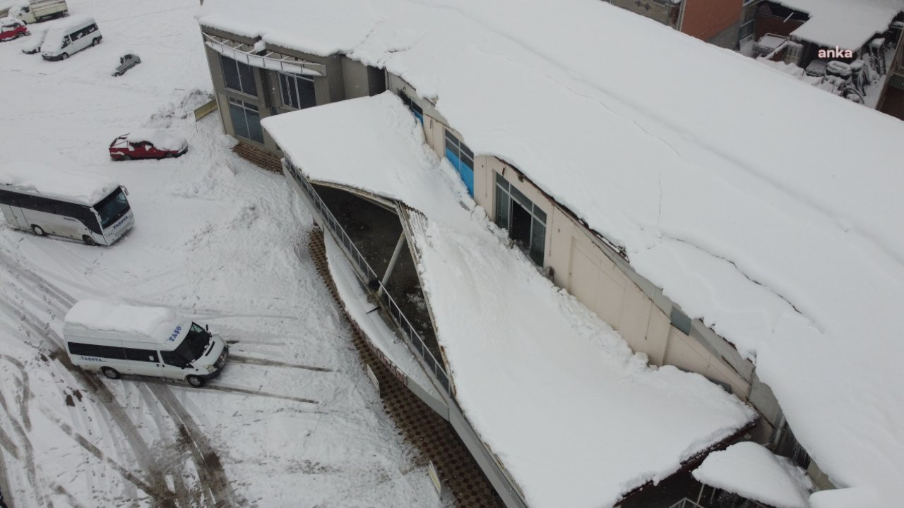 Taşova Belediyesi Otogarı'nın çatısı kar nedeniyle çöktü