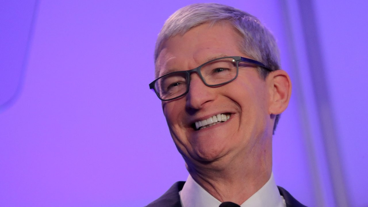 Apple CEO'su Tim Cook'u taciz eden kadın hakkında uzaklaştırma kararı çıkarıldı