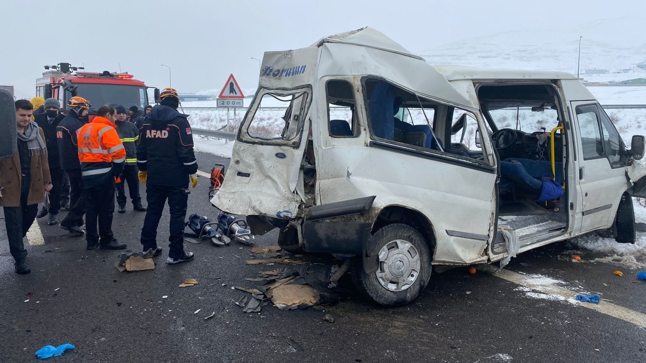 Niğde Otoyolu'nda tır minibüse çarptı: 2'si çocuk 3 kişi öldü