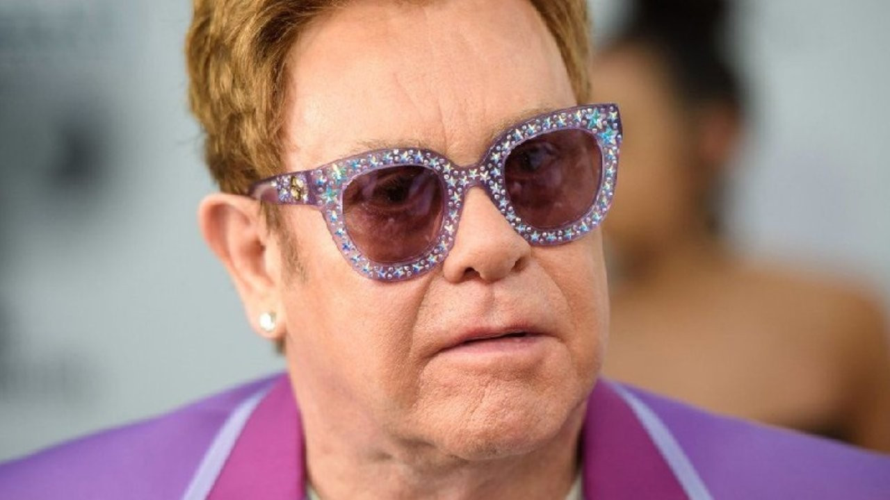 Elton John hastaneye kaldırıldı