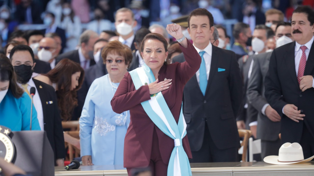 Honduras'ın ilk kadın devlet başkanı Castro göreve başladı