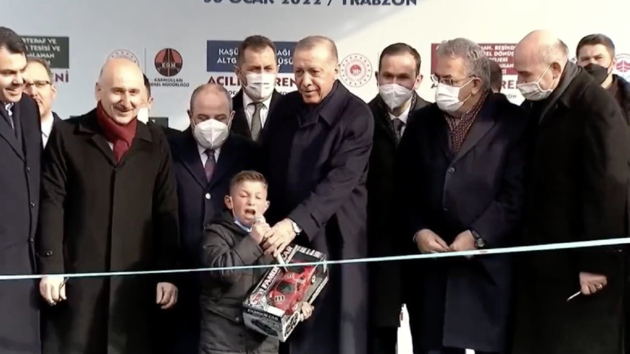 Erdoğan'ın mikrofon verdiği çocuk Kılıçdaroğlu'na hakaret etti