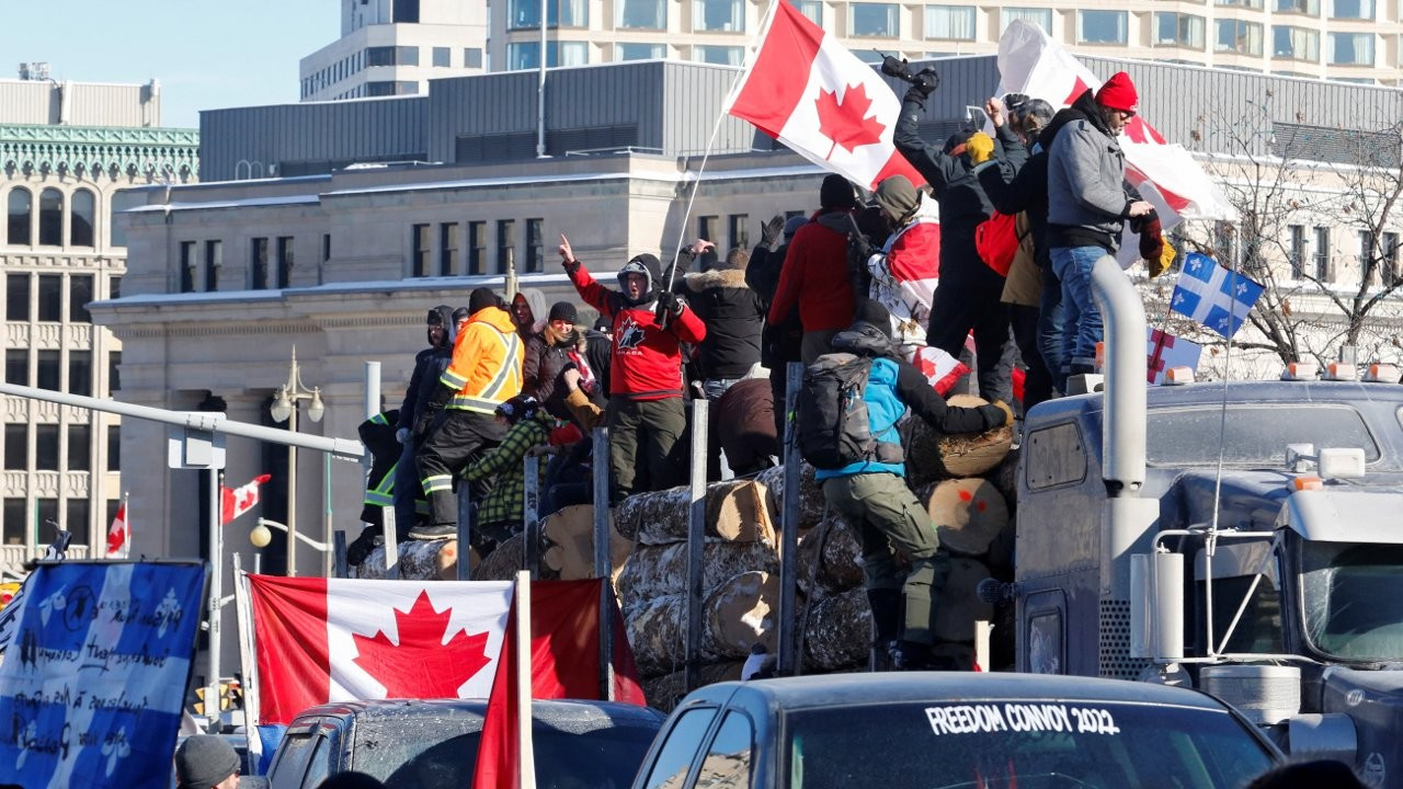 Kanada'da aşı karşıtları sokağa döküldü, Başbakanı Justin Trudeau gizli bir yere götürüldü