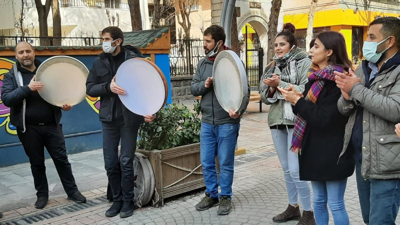 İstanbul’daki sokak müzisyenlerine Diyarbakırlı sanatçılardan destek