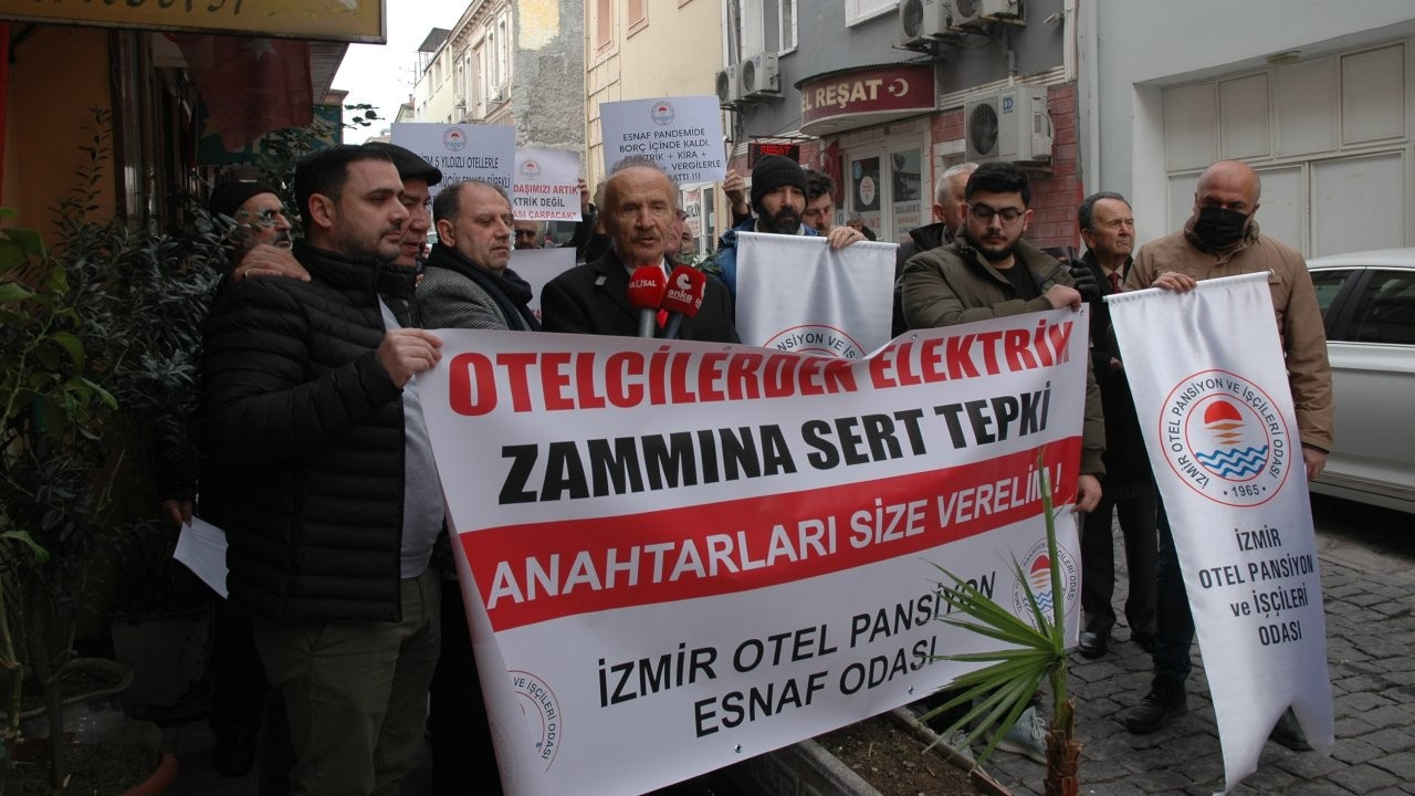 İzmir'de otelciler elektrik zammını protesto etti: 'Anahtarları size verelim'