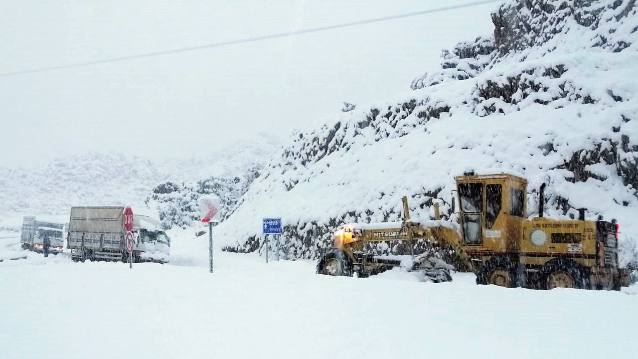 Antalya'da kar ve tipide mahsur kalan 5 kişi kurtarıldı
