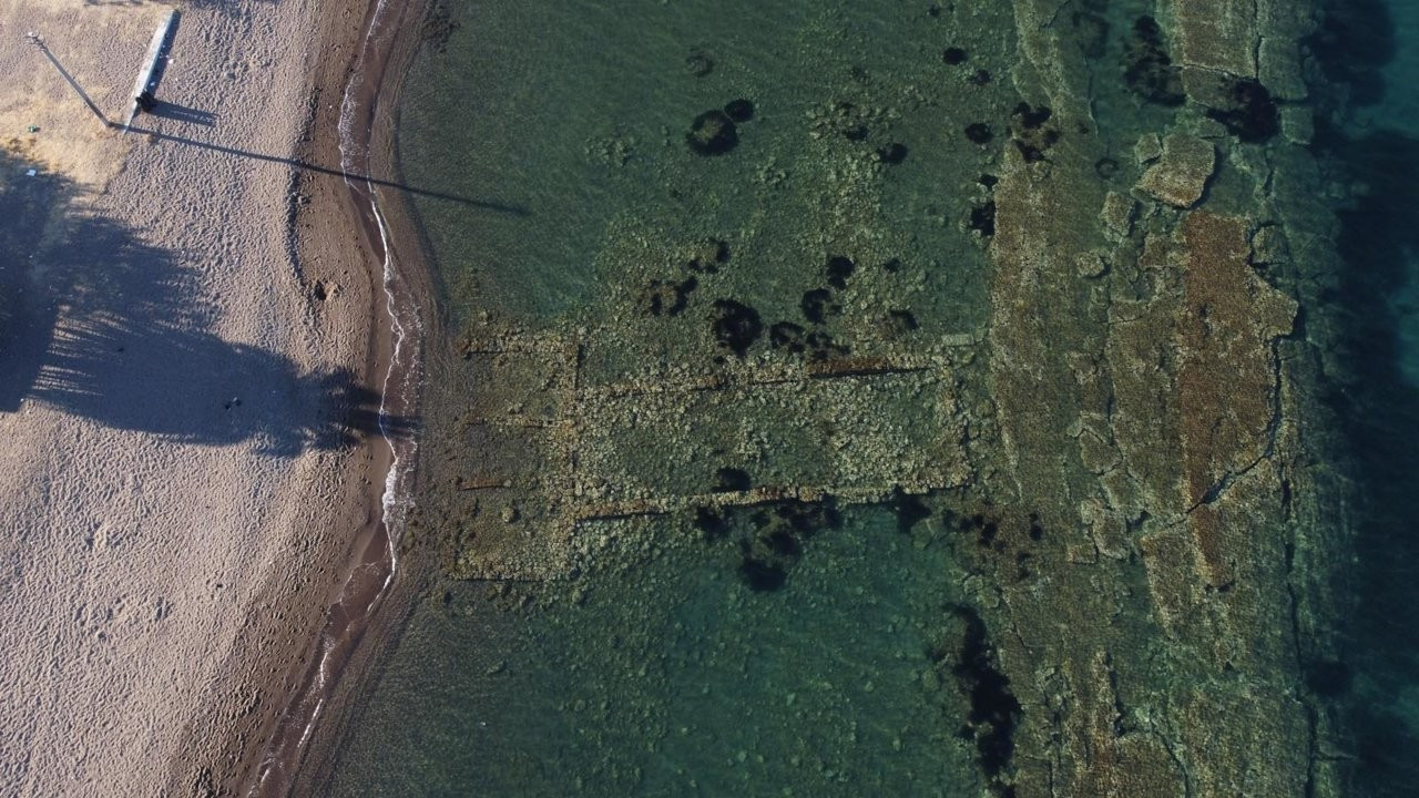 Dikili’de yüzerken antik kent limanı buldu