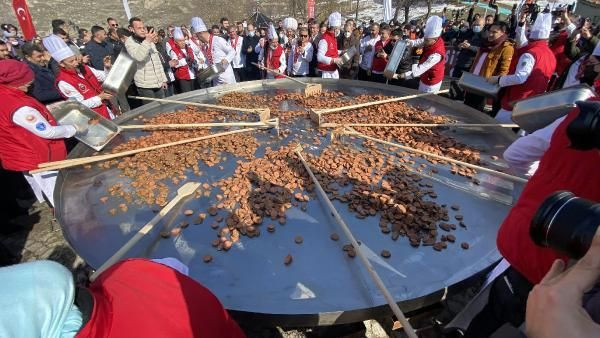 Rekor denemesi: 25 metrekarelik tavada 3 bin yumurta ve 450 kilo sucuk ile sucuklu yumurta yaptılar - Sayfa 1