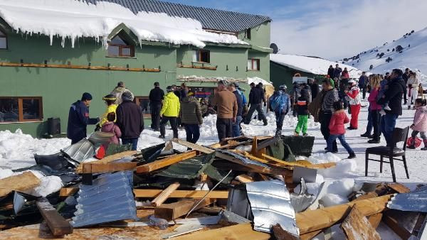 Otelin sundurması kardan çöktü, tatilciler altında kaldı - Sayfa 4