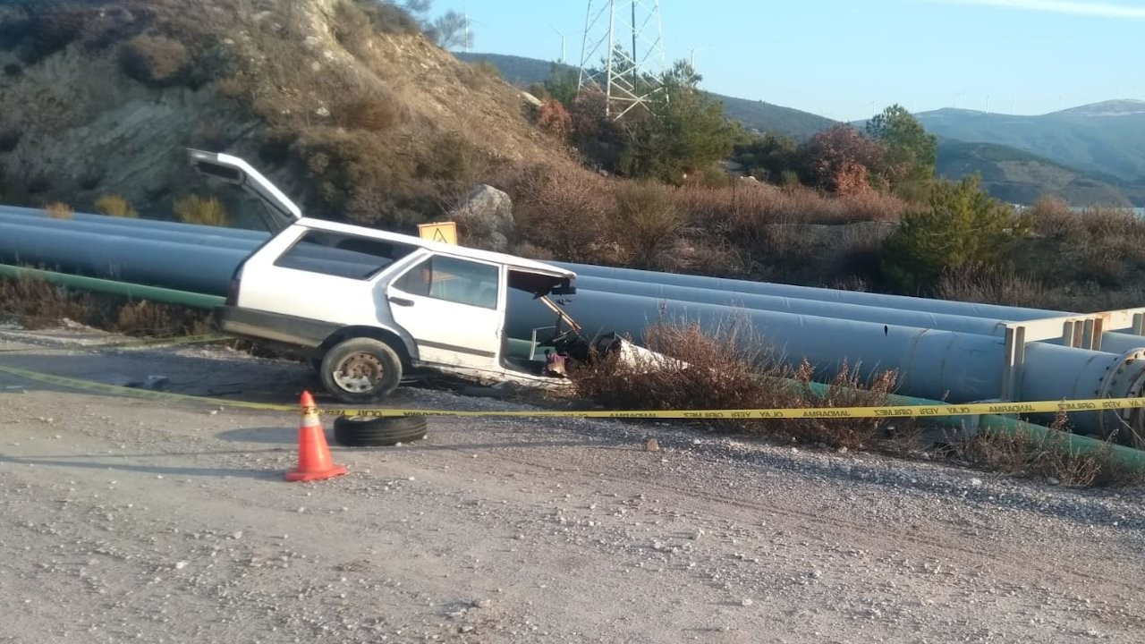 Yol kenarındaki boru hattına çarpan otomobildeki yolcu öldü