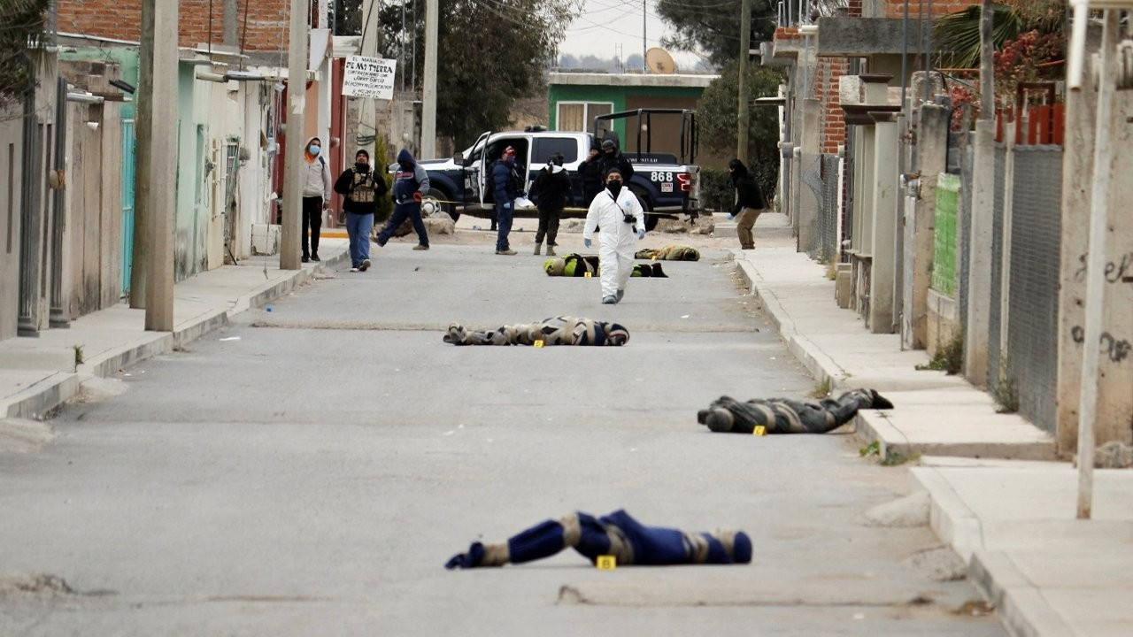 Meksika'da çete savaşları: Sokakta battaniyeye sarılı cesetler bulundu