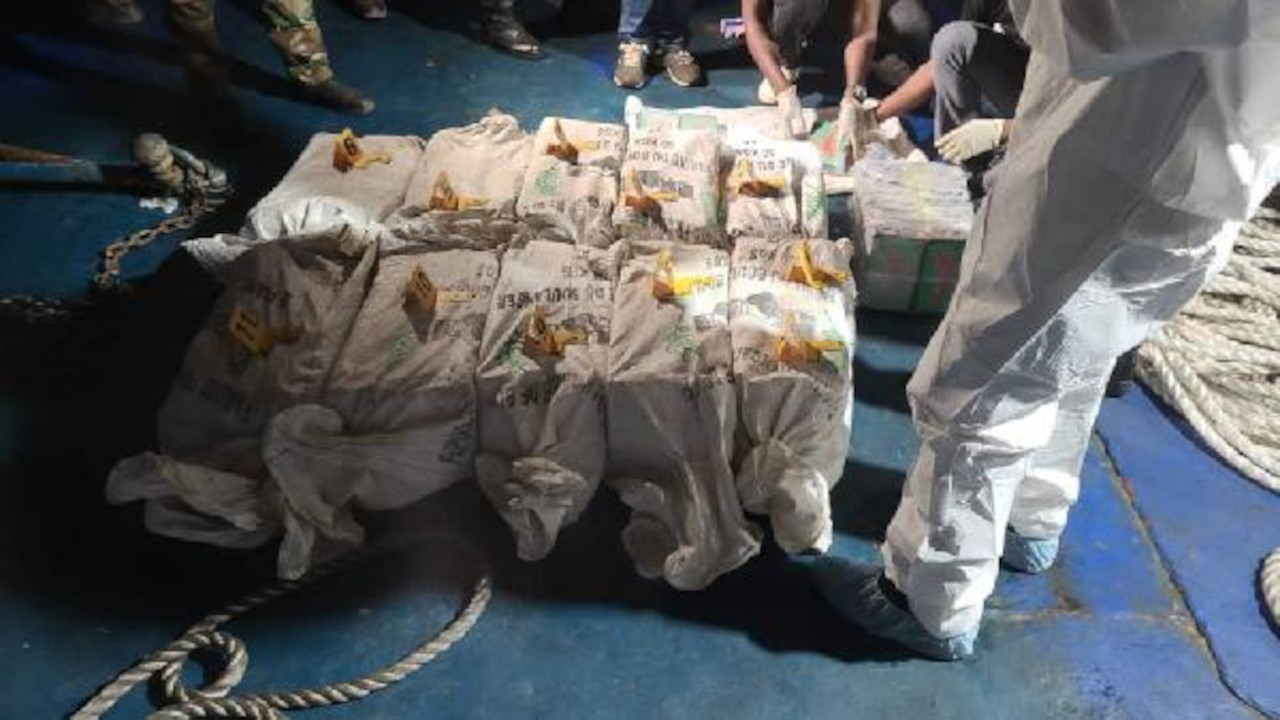 Gine'de Türk bayraklı teknede 528 kilo kokain ele geçirildi