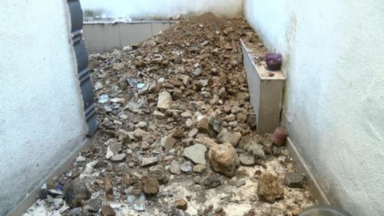 Kağıthane'de 5 katlı binanın duvarı yıkıldı, bina sakinleri tahliye edildi
