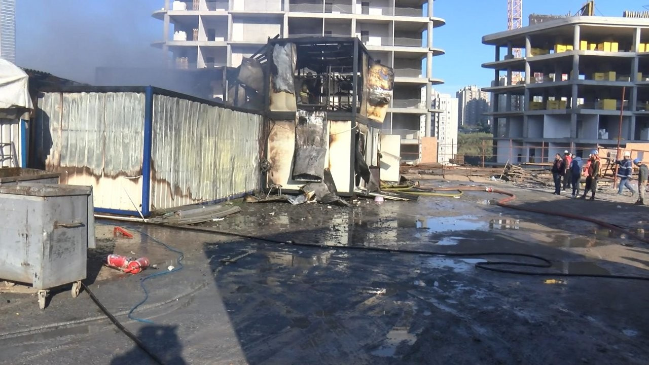 Ümraniye'de işçilerin kaldığı konteynerler yandı