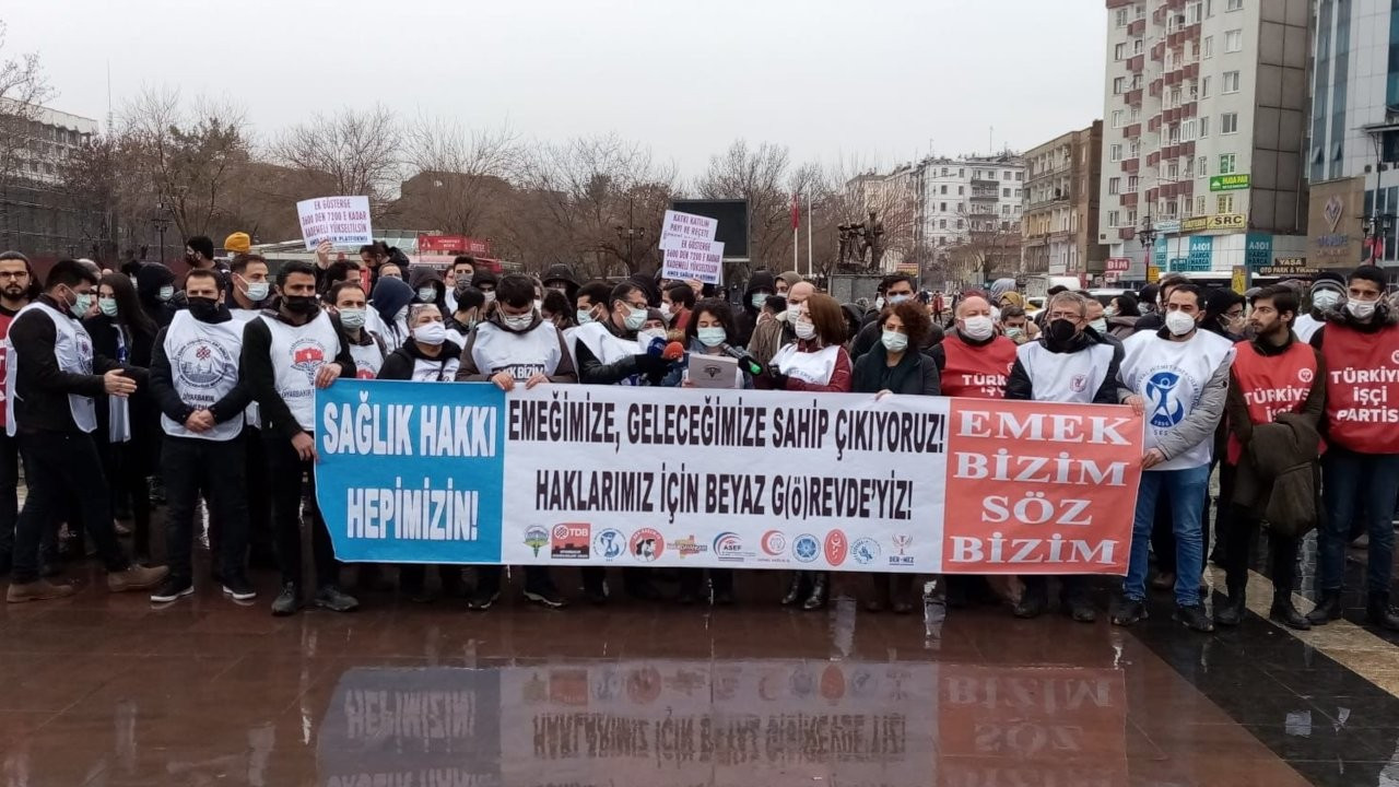Diyarbakır'da sağlık çalışanları grevde: Hakkımız olanı istiyoruz