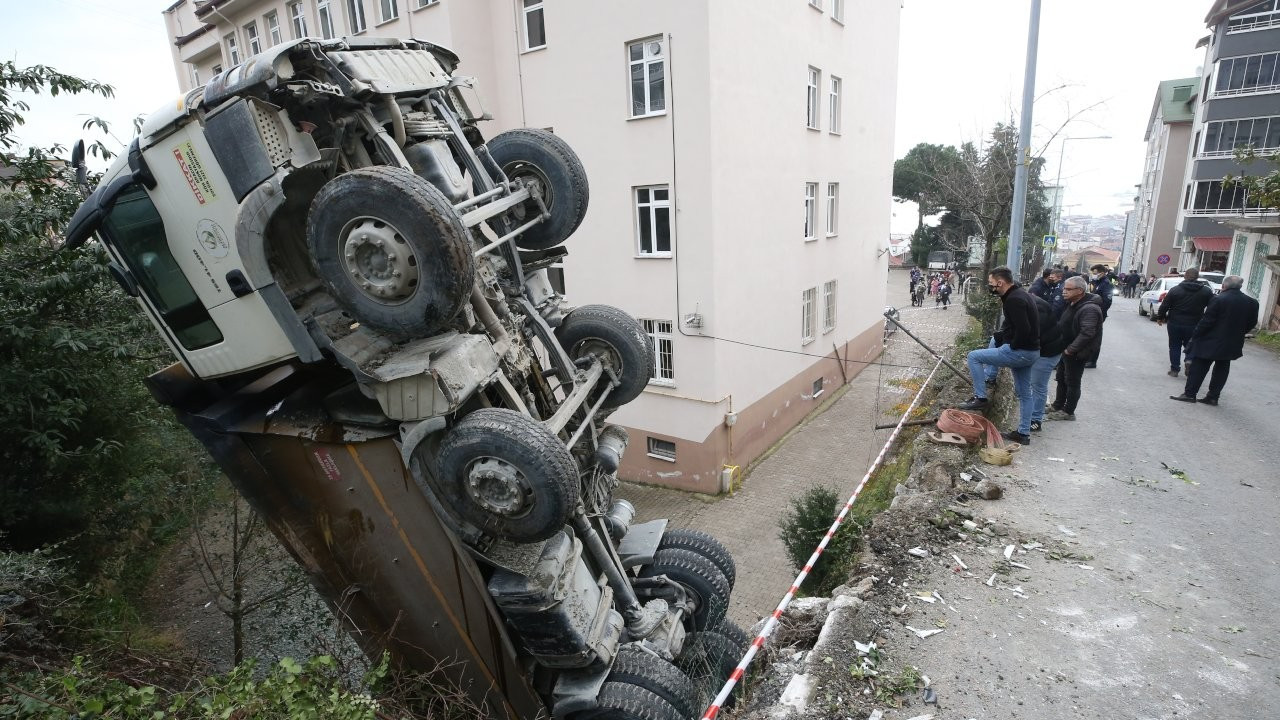 Rampada kayan kamyon okul bahçesine düştü