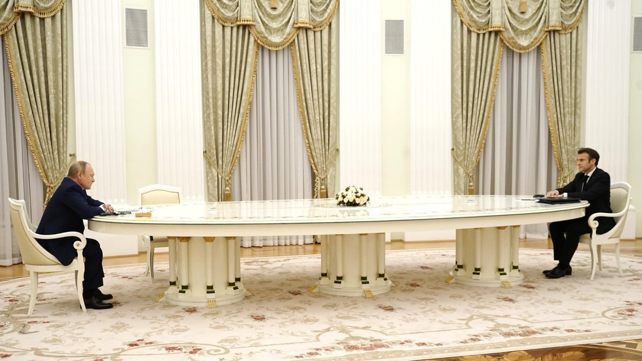 Putin'in uzun masası mobilyacıları birbirine düşürdü