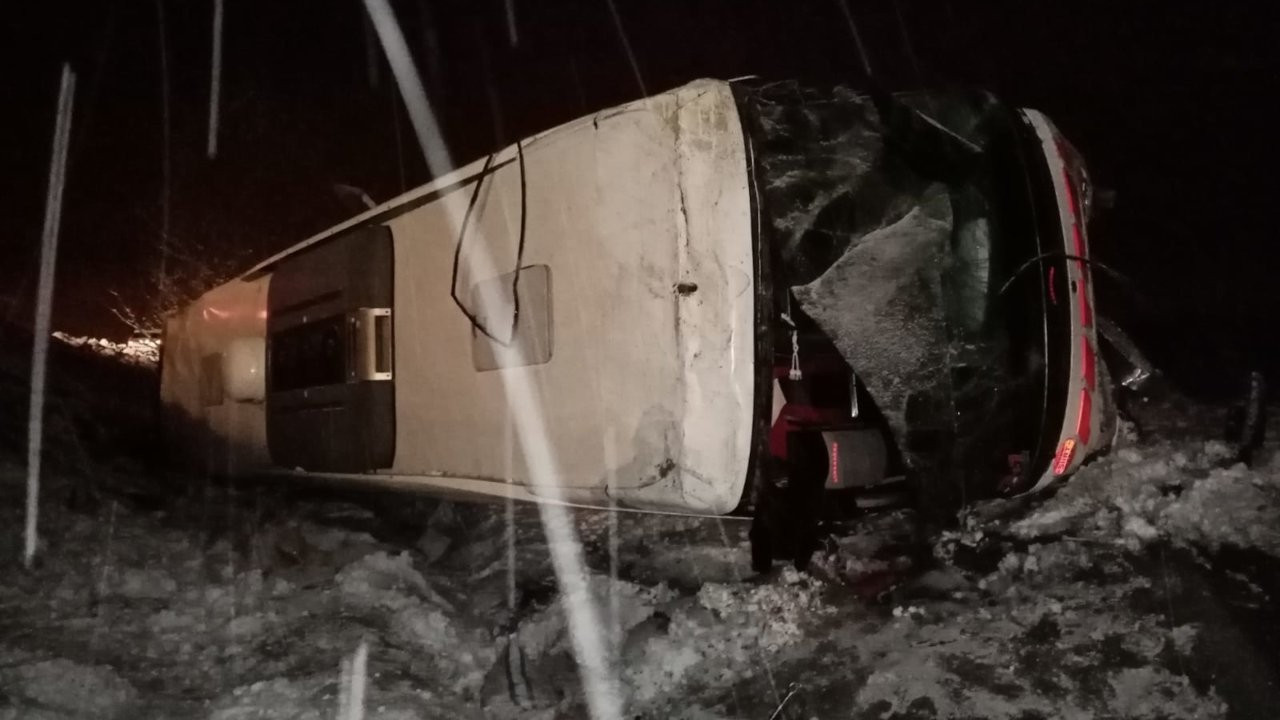 Afyonkarahisar'da yolcu otobüsü şarampole devrildi: 21 yaralı