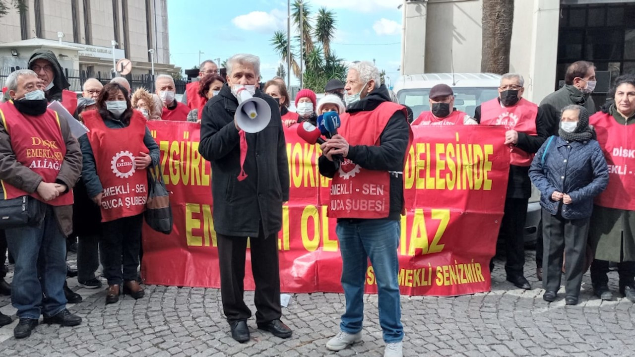 DİSK Emekli Sen kapatma kararını İzmir'de protesto etti