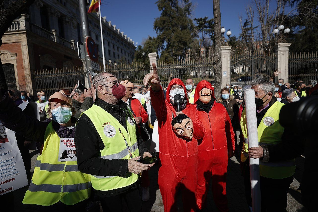 Emekliler 'La Casa de Papel' kostümleriyle İspanya Merkez Bankasına yürüdü - Sayfa 2