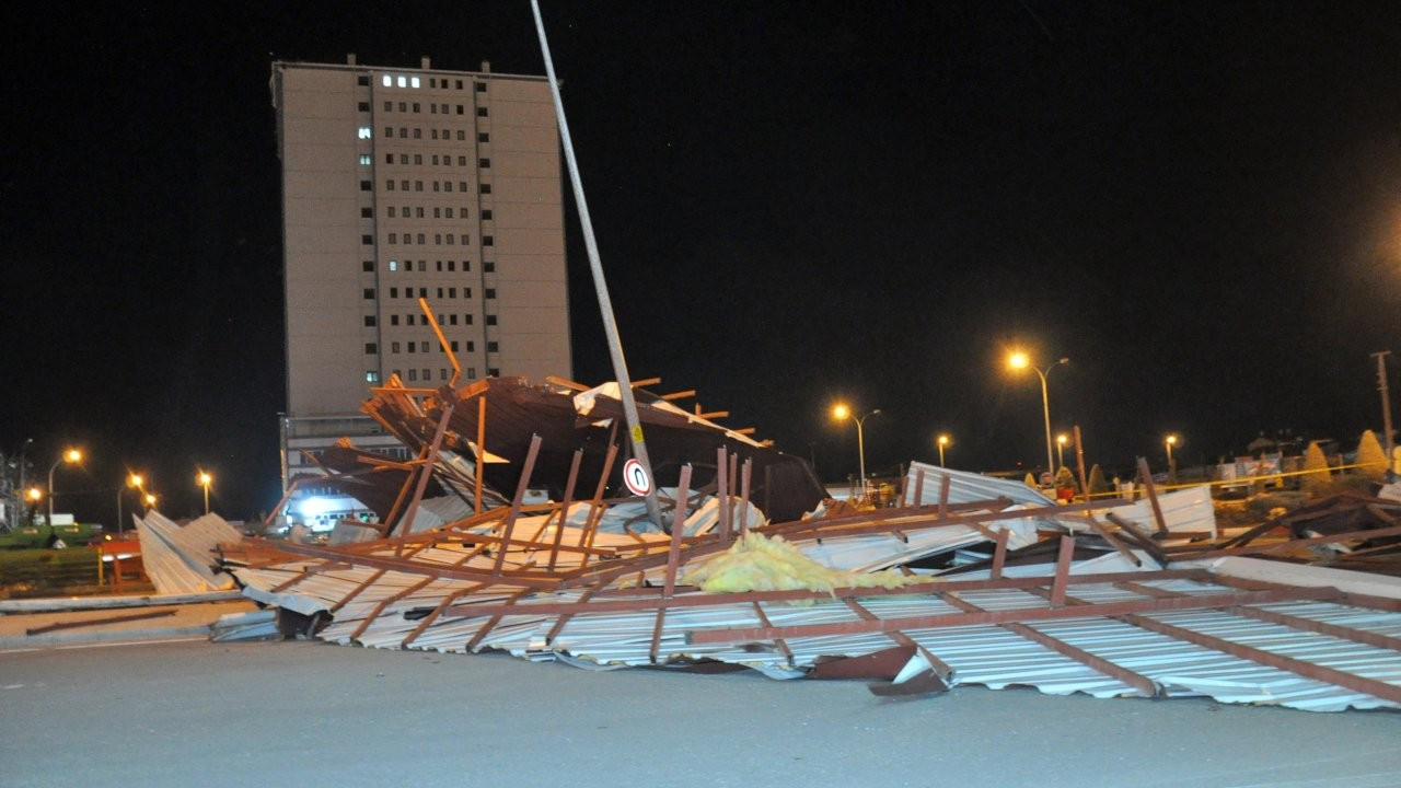 Karaman'da fırtına nedeniyle 18 katlı öğrenci yurdunun çatısı uçtu