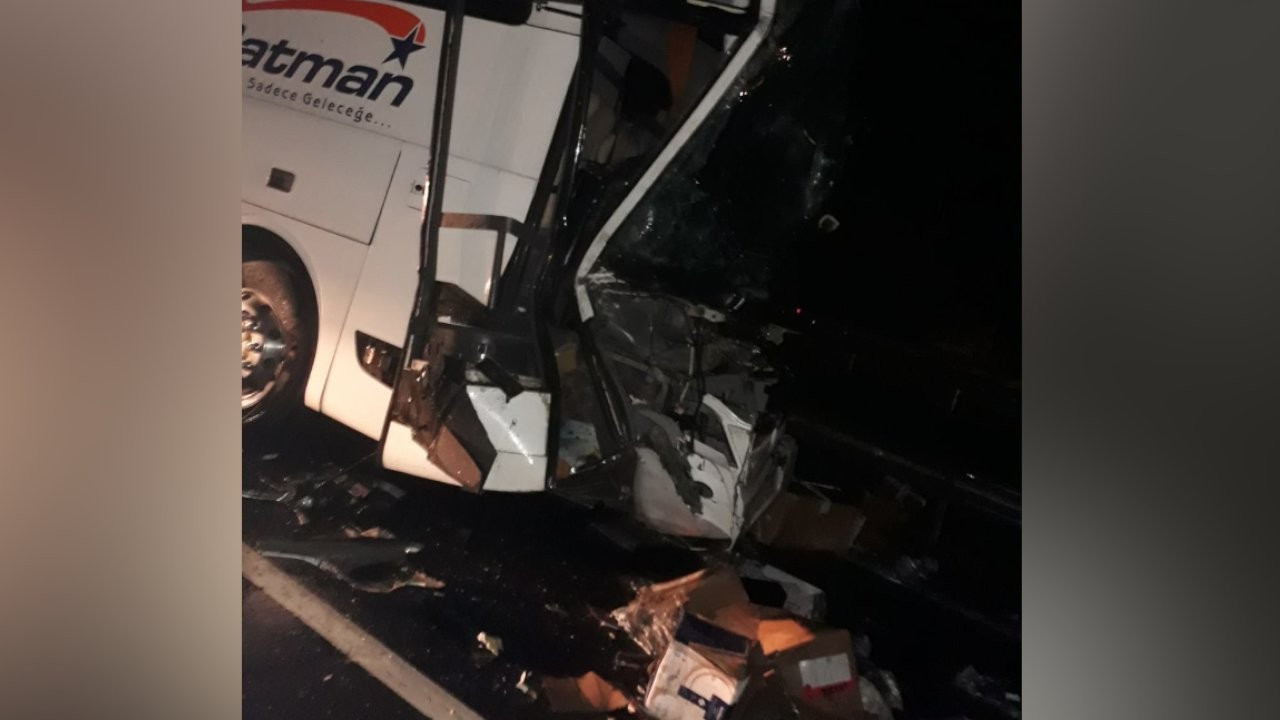 Mersin'de yolcu otobüsü tıra çarptı: 1 ölü, 13 yaralı