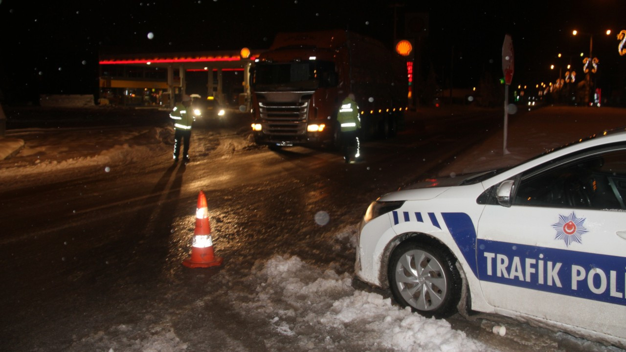 Kar yolları kapattı, Konya'nın çevre illerle bağlantısı kesildi