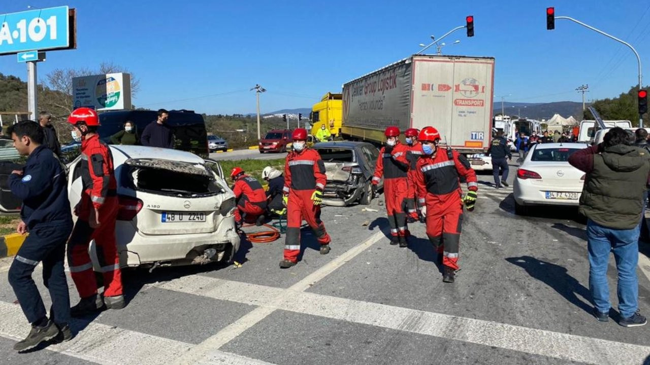 Trafik ışıklarında bekleyen araçlara TIR çarptı: 7 yaralı