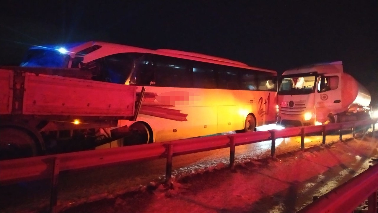 Sivas'ta yolcu otobüsü ile 2 tır çarpıştı: 1 ölü, 13 yaralı