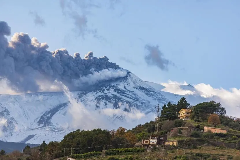 Etna Yanardağı yeniden faaliyete geçti