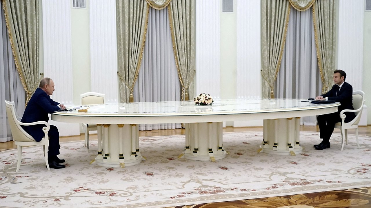 Putin-Macron görüşmesindeki dev masanın detayları ortaya çıktı