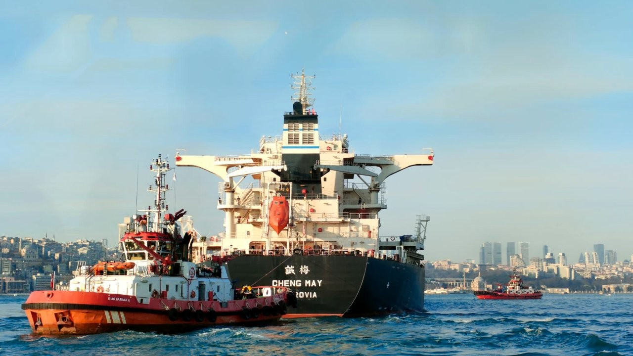 İstanbul Boğazı, arızalanan gemi nedeniyle gemi trafiğine kapatıldı