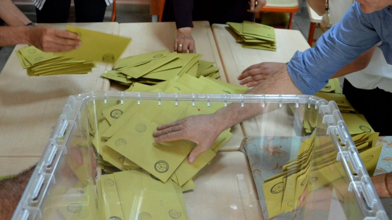 İstanbul'da seçim anketi: AK Parti 34.6, CHP 31.7 - Sayfa 4