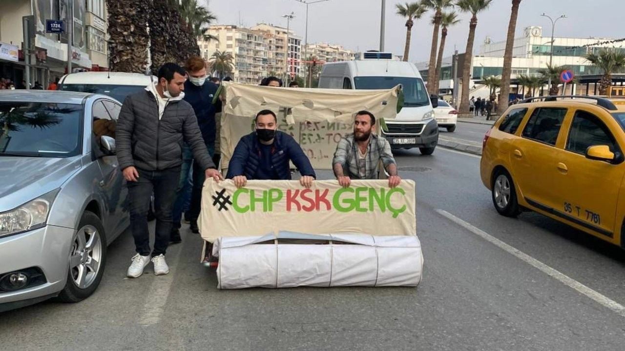 İzmir'de akaryakıt zamlarına 'Taş Devri' protestosu