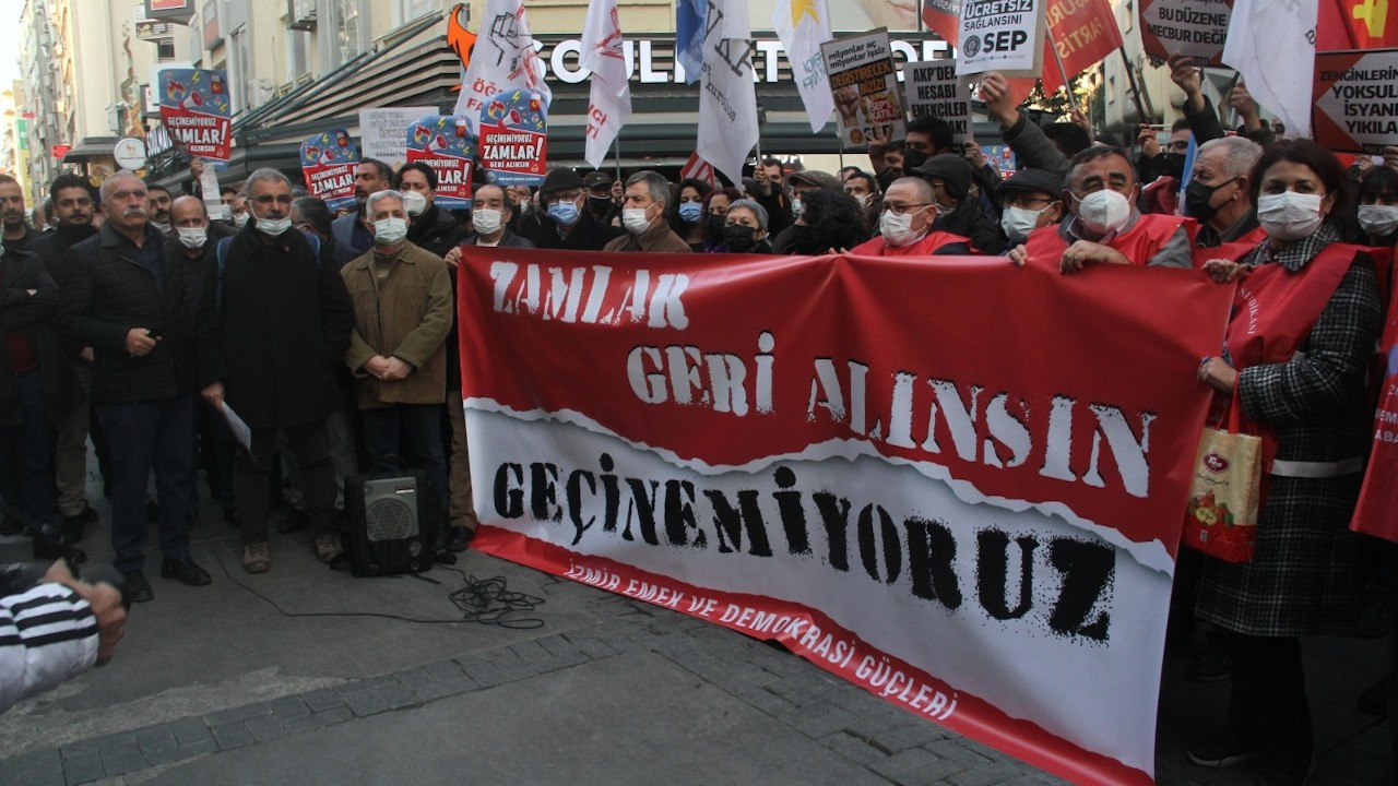 İzmir Emek ve Demokrasi Güçleri, zamları protesto ederek faturaları yaktı