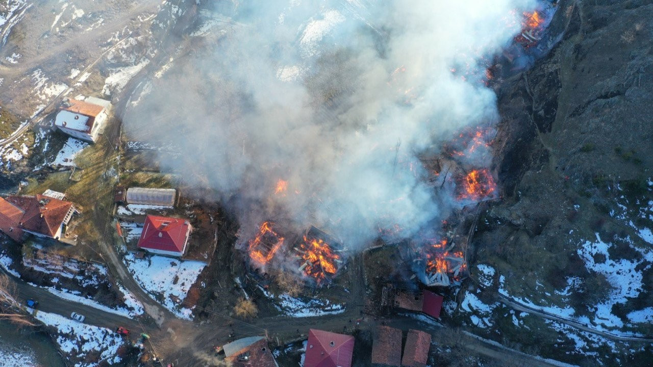 Kastamonu'da yangın: 15 ev kullanılmaz hale geldi