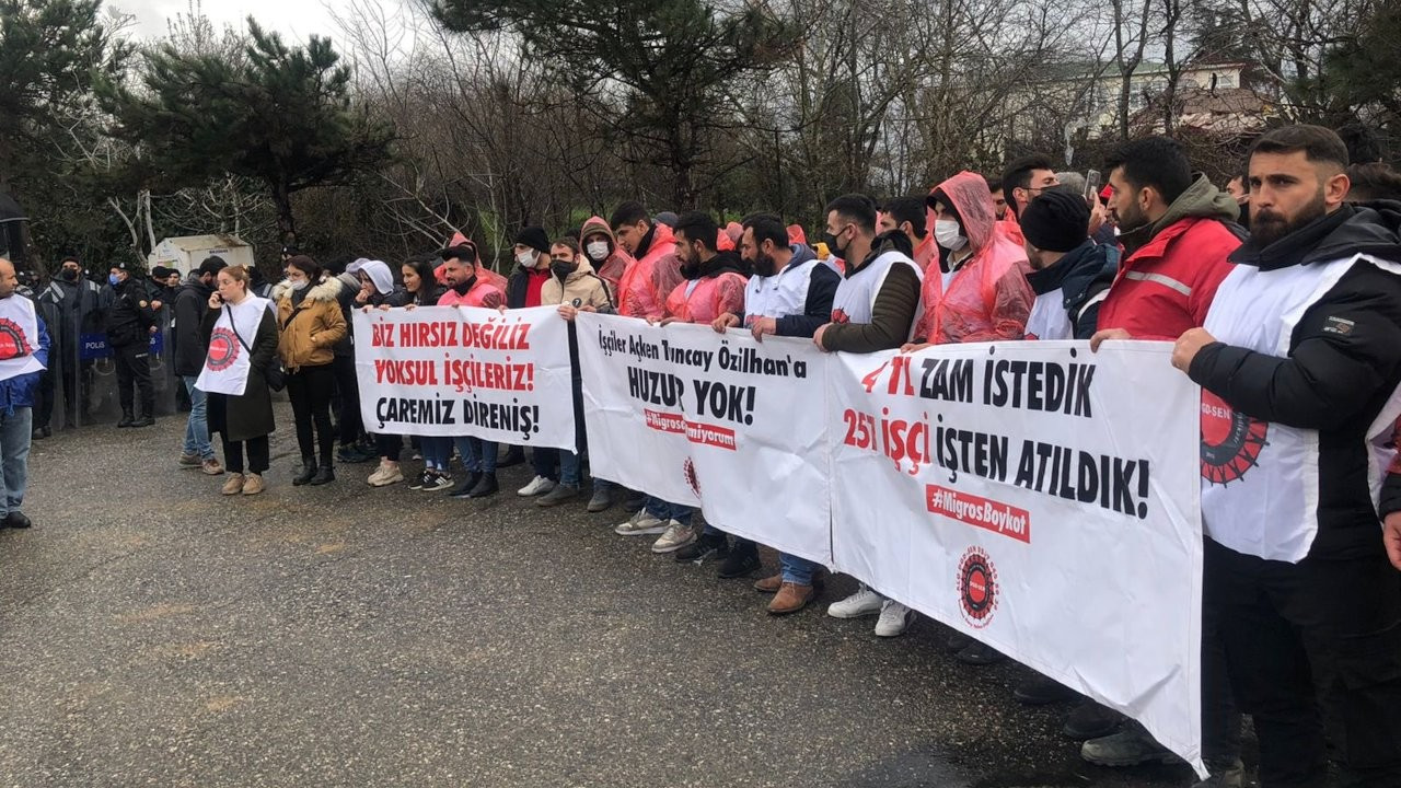 Tuncay Özilhan'ın evinin önünde eylem yapan Migros işçileri gözaltına alındı